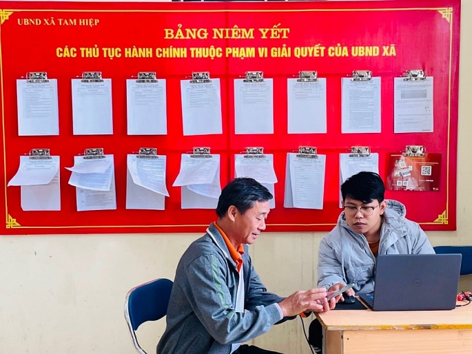 Điểm hỗ trợ thực hiện thủ tục hành chính 24h tại xã Tam Hiệp, huyện Thanh Trì.	Ảnh: M.H