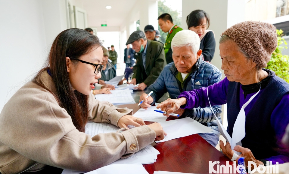 Hà Nội tăng cường hỗ trợ công dân mở tài khoản phục vụ chi trả ưu đãi an sinh không dùng tiền mặt