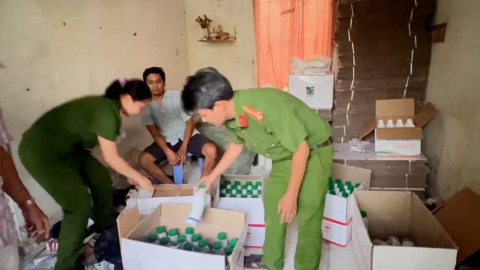 Triệt phá đường dây sản xuất thuốc bảo vệ thực vật giả tại An Giang