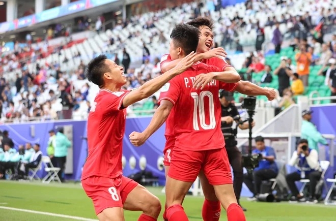 Các cầu thủ đội tuyển Việt Nam ăn mừng bàn thắng của Tuấn Hải. (Ảnh: Hoàng Linh/TTXVN)