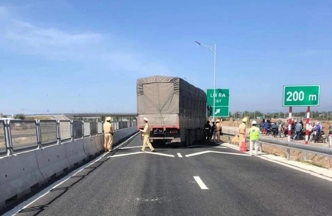 tài xế điều khiển xe tải chắn ngang đường cao tốc, chống đối CSGT