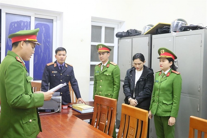 Cơ quan Cảnh sát điều tra Công an huyện Cẩm Xuyên tống đạt các Quyết định đối với Phan Thị Ngọc Minh. Ảnh: CQCA