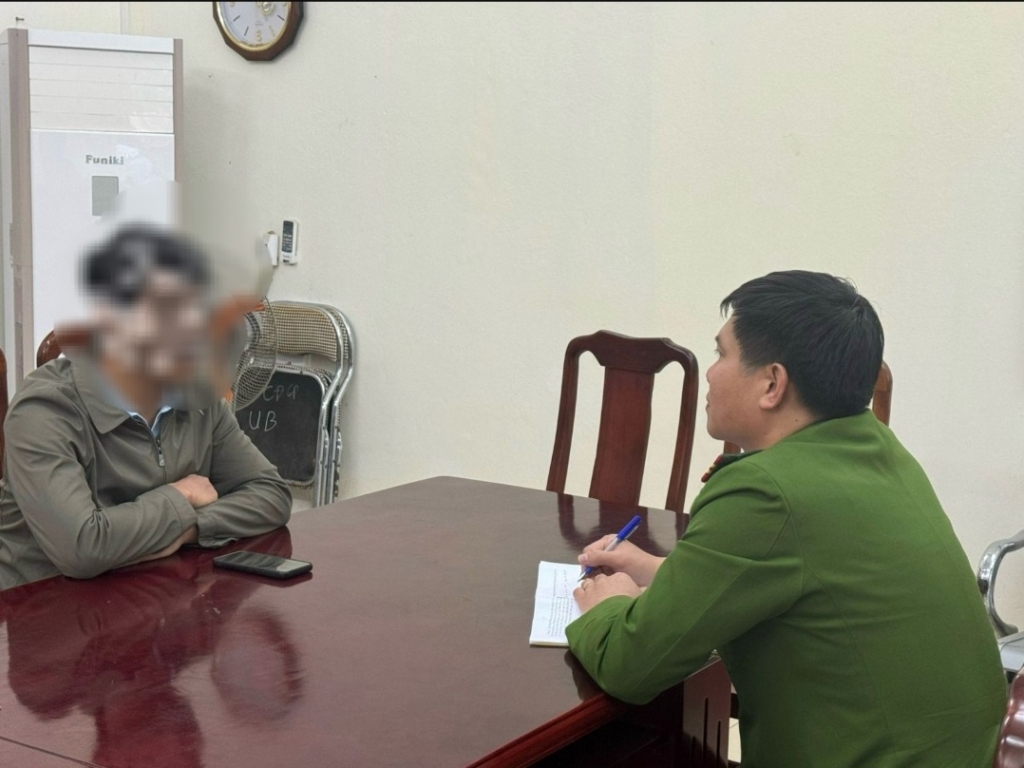 Anh Nguyễn Văn Tường trình báo sự việc đến cơ quan chức năng (ảnh CATH)