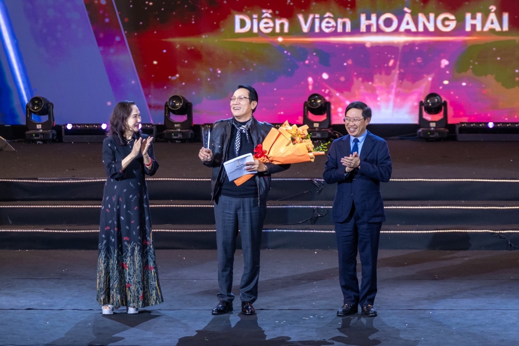 “Trắng tay” tại VTV Awards 2023, NSƯT Hoàng Hải được vinh danh “Nam diễn viên truyền hình nổi bật”