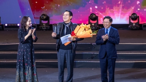 “Trắng tay” tại VTV Awards 2023, NSƯT Hoàng Hải được vinh danh “Nam diễn viên truyền hình nổi bật”