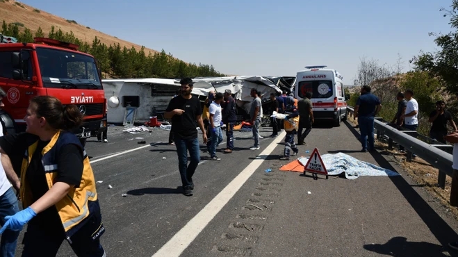 Xe khách lao vào dải phân cách trên đường cao tốc,  ít nhất 9 người tử vong