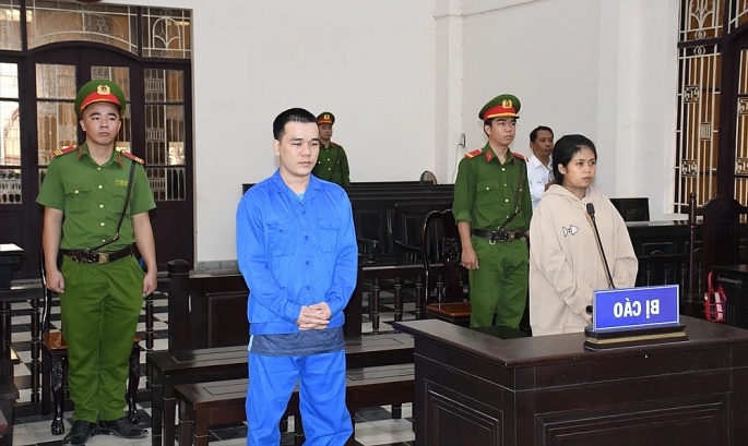 2 bị cáo Thạch Thị Kim Nhung và Nguyễn Vũ Hoàng Tuấn tại tòa.	Ảnh: N.L