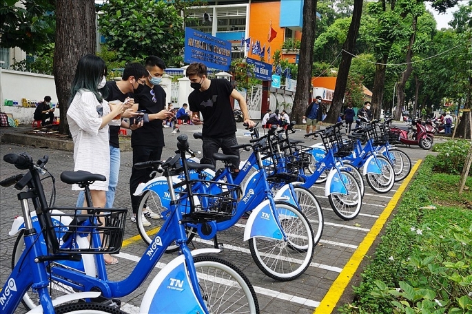 Dịch vụ cho thuê xe đạp điện được đông đảo người dân, du khách hưởng ứng. Ảnh: P.V