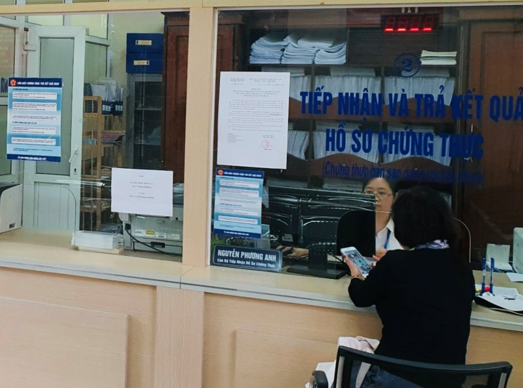 Tại trụ sở UBND phường Yên Hoà, sáng ngày 02/01/2023,  công chức TP-HT Nguyễn Phương Anh tiếp nhận và trả kết quả ngay cho công dân