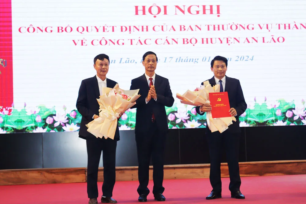 Phó Bí thư Thường trực Thành ủy Đỗ Mạnh Hiến trao Quyết định và tặng hoa cho đồng chí Nguyễn Cao Lân và Trần Văn Tuấn.