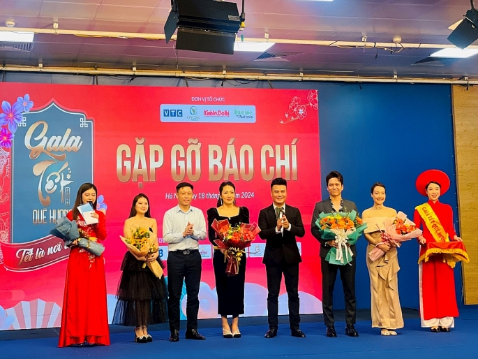 Tặng hoa các nghệ sĩ tham gia chương trình Gala.