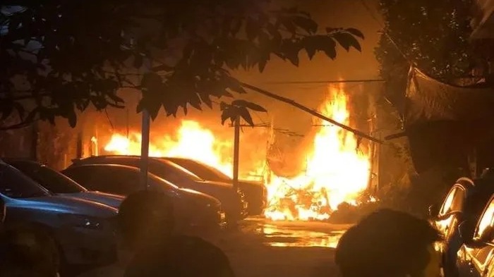 Hà Nội: Cháy lớn một bãi giữ xe ô tô ở quận Thanh Xuân trong đêm
