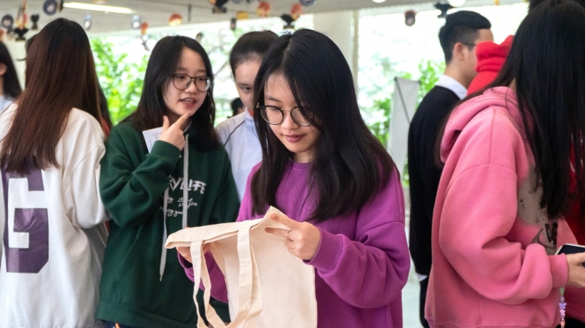 Chung tay bảo vệ môi trường với học sinh trường chuyên tại Hà Nội