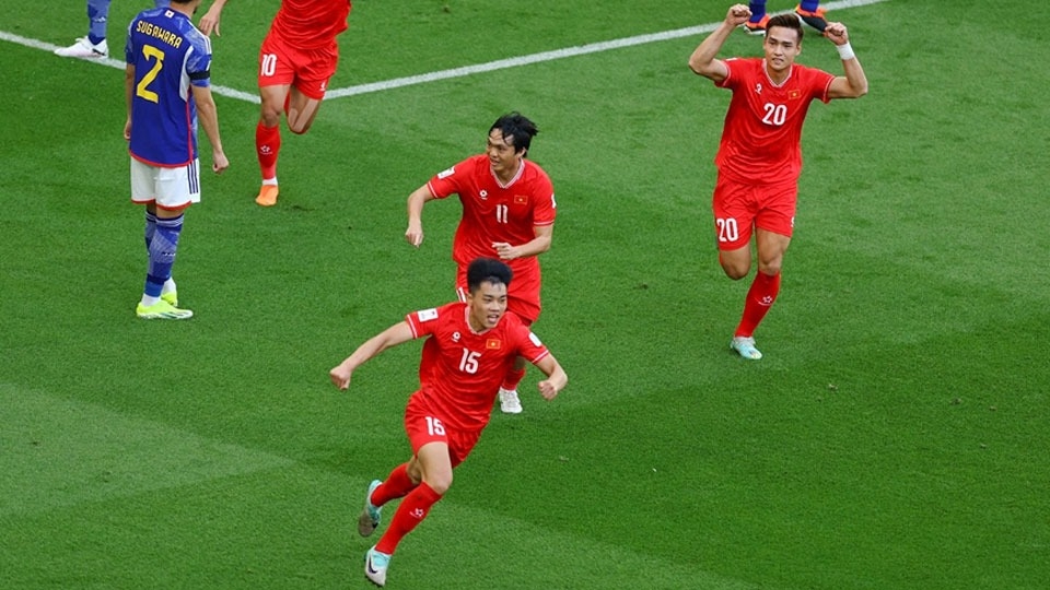 Khoảnh khắc Đình Bắc ghi bàn đẳng cấp vào lưới đội tuyển Nhật Bản.
