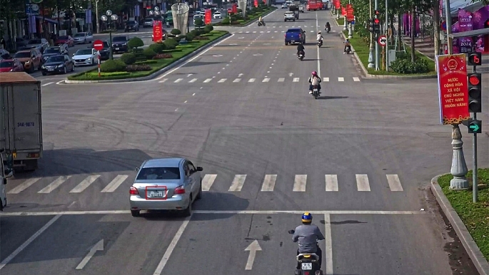 Xe ô tô vượt đèn đỏ tại ngã 3 Hùng Vương - Huyền Quang, phường Hoàng Văn Thụ. Ảnh: Công an Bắc Giang