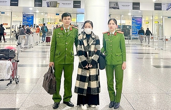 Đối tượng Diễm My bị bắt tại sân bay Nội Bài. Ảnh: Công an cung cấp).