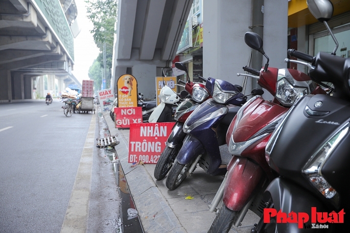 Vỉa hè trở thành điểm trông xe tự phát trên đường Nguyễn Trãi, Hà Nội                           	Ảnh: Khánh Huy