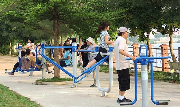 Các thiết bị thể dục thể thao ngoài trời đã được lắp đặt tại nhiều địa điểm công cộng trên địa bàn Hà Nội (Ảnh chụp tại hồ Văn Quán, quận Hà Đông, Hà Nội). 	ẢNH: T.T