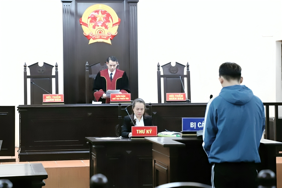 Hình ảnh phiên toà xét xử bị cáo Phạm Minh Đức (SN 2003) về tội tàng trữ hàng cấm là pháo hoa nổ trái phép. Ảnh: VKSND huyện Thường Tín