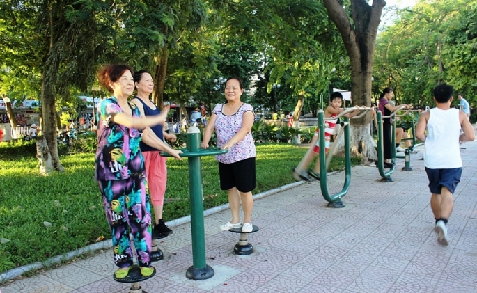 Người dân phường Ngọc Lâm hào hứng sử dụng các thiết bị thể dục thể thao ngoài trời. Ảnh chụp tại vườn hoa Ngọc Lâm, quận Long Biên 
