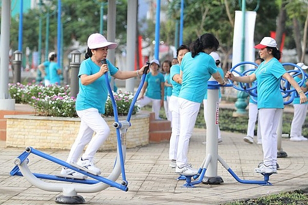 Việc sử dụng các thiết bị thể dục thể thao ngoài trời đã trở thành một thói quen tốt (Ảnh chụp tại phố Trấn Vũ, Ba Đình, Hà Nội)