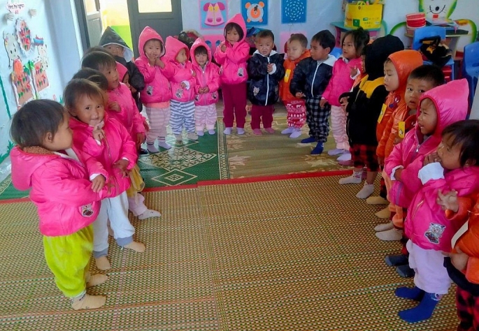 Các cháu nhỏ ở huyện Mù Cang Chải vui tươi đón nhận món quà ấm áp. Ảnh: NVCC