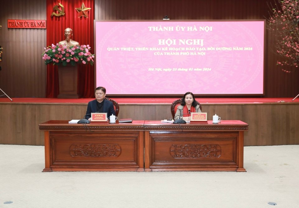 Phó Bí thư Thường trực Thành ủy Nguyễn Thị Tuyến và Trưởng ban Tổ chức Thành ủy Vũ Đức Bảo chủ trì Hội nghị.
