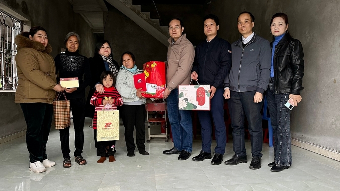 Vĩnh Phúc: Hội Nhà báo tỉnh trao quà tết tới một số gia đình khó khăn