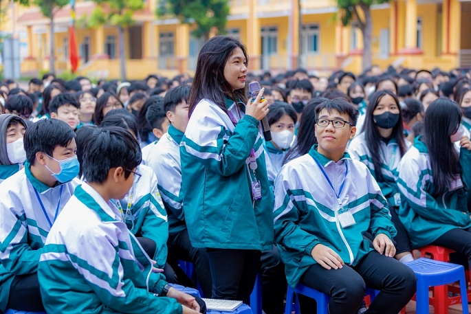 Học sinh trường THPT Ân Thi trao đổi với Ban tổ chức cuộc thi.