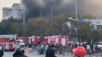 Cháy lớn cửa hàng ở TP Tân Dư khiến ít nhất 39 người tử vong