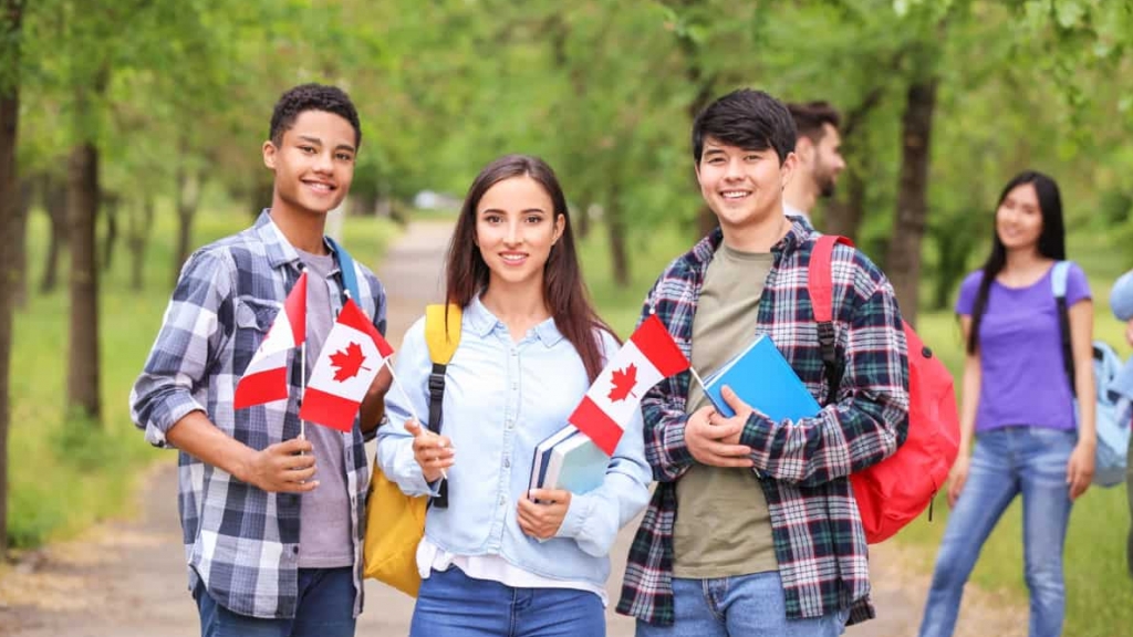 Canada siết chặt thị thực du học cho sinh viên cao đẳng và đại học
