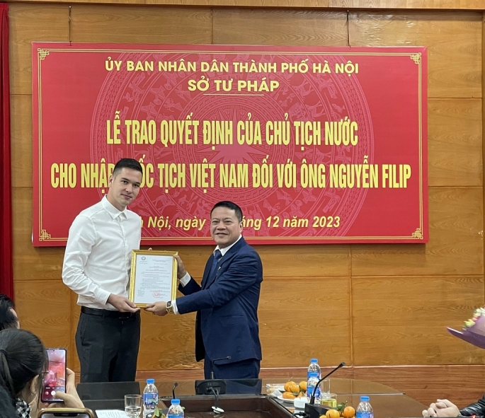 Năm 2023, Sở Tư pháp TP Hà Nội trao Quyết định nhập tịch của Chủ tịch nước cho ông Filip Nguyễn.  	Ảnh: Bạch Dương	