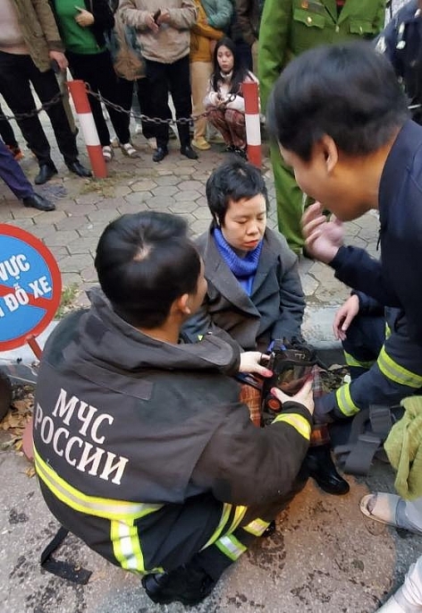 Cảnh sát nỗ lực giải cứu thành công 3 người dân mắc kẹt trong đám cháy