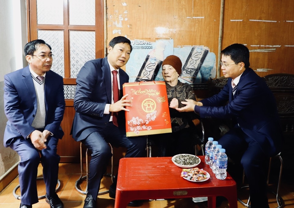 Lãnh đạo Thành phố tặng quà Tết các gia đình chính sách huyện Thạch Thất