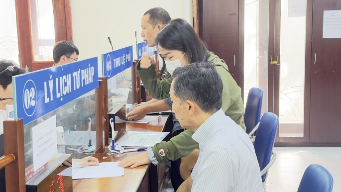 Người dân thực hiện yêu cầu cấp phiếu lý lịch tư pháp tại Sở Tư pháp TP Hà Nội.	Ảnh: Bạch Dương	