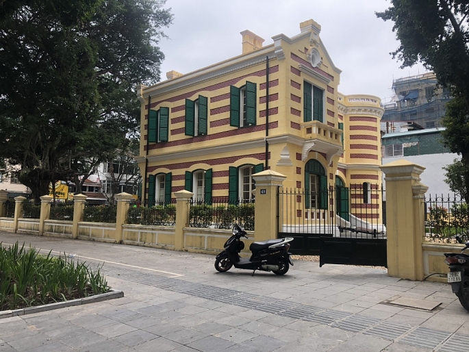 Ngôi biệt thự là một kiến trúc Pháp điển hình của Hà Nội được trùng tu giúp người dân và du khách hiểu hơn về những kiến trúc đặc trưng làm nên vẻ đẹp cổ kính của Hà Nội. Ngôi biệt thự là một kiến trúc Pháp điển hình của Hà Nội được trùng tu giúp người dân và du khách hiểu hơn về những kiến trúc đặc trưng làm nên vẻ đẹp cổ kính của Hà Nội.