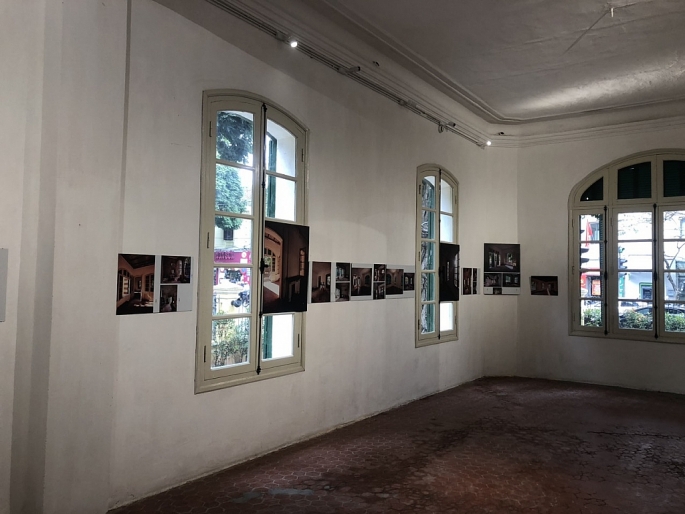 Ngoài các hình ảnh ghi lại quá trình trùng thu, trưng bày còn giới thiệu một số hiện vật như cấu kiện gỗ cũ của ngôi biệt thự, đôi găng tay của người thợ. Ngoài các hình ảnh ghi lại quá trình trùng thu, trưng bày còn giới thiệu một số hiện vật như cấu kiện gỗ cũ của ngôi biệt thự, đôi găng tay của người thợ.