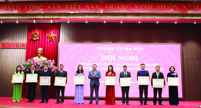 Phó Bí thư Thành ủy Hà Nội Nguyễn Văn Phong trao Bằng khen của Ban Thường vụ Thành ủy cho 10 tập thể có thành tích trong công tác dân vận năm 2023.