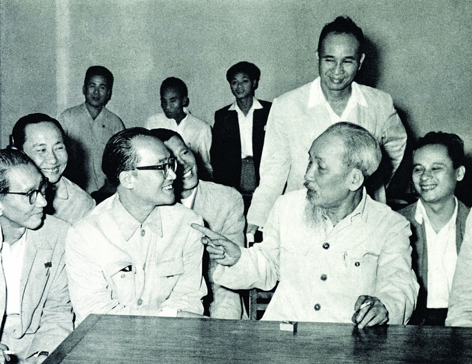 Chủ tịch Hồ Chí Minh nói chuyện với các đại biểu trí thức dự Hội nghị chính trị đặc biệt (tháng 3/1964). (Ảnh: TTXVN)  