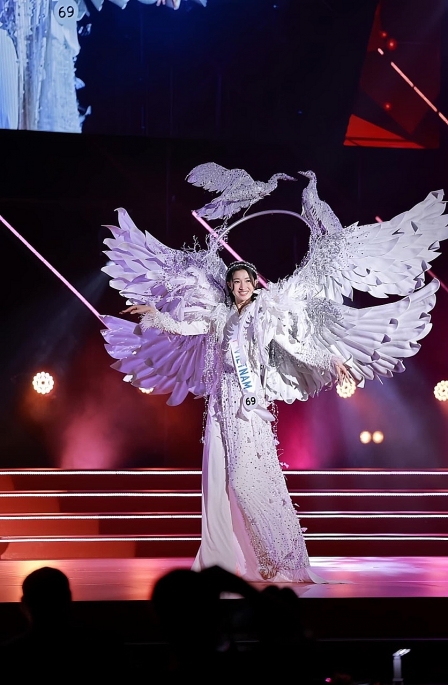 Phương Nhi tự tin trình diễn trang phục dân tộc tại Hoa hậu Quốc tế 2023. Ảnh: NVCC