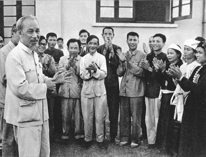 Chủ tịch Hồ Chí Minh trao đổi với Anh hùng và Chiến sĩ thi đua nông nghiệp ngày 27/5/1957 (Ảnh: QĐND)