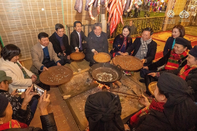 Các đại biểu và du khách trải nghiệm nét văn hóa làm hoa cơm của người Tày. Ảnh: M.Miên