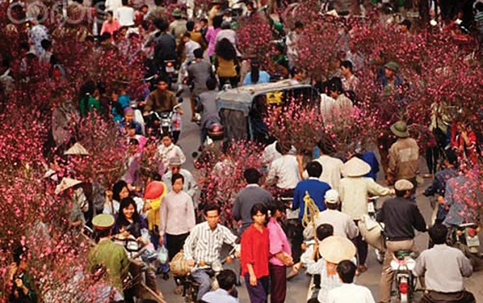 Chợ hoa Tết Hàng Lược những năm 1990. Ảnh: Nguyễn Trọng Văn