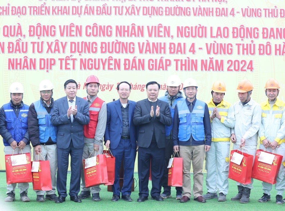 Bí thư Thành ủy Hà Nội Đinh Tiến Dũng tặng quà công nhân thi công đường Vành đai 4