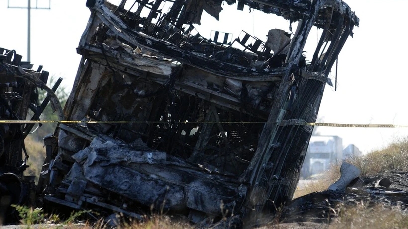 Xe tải đâm trực diện xe buýt rồi bốc cháy, ít nhất 19 người tử vong