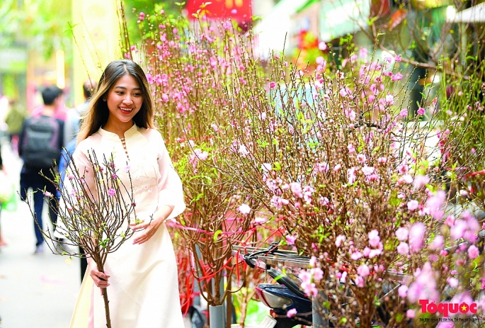Du khách nước ngoài thích thú với chợ hoa Hàng Lược.