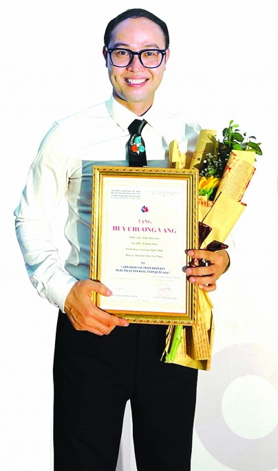 -	Nghệ sĩ Thái Sơn giành huy chương Vàng Liên hoan các trích đoạn hay Nghệ thuật sân khấu toàn quốc năm 2023. Ảnh: NVCC