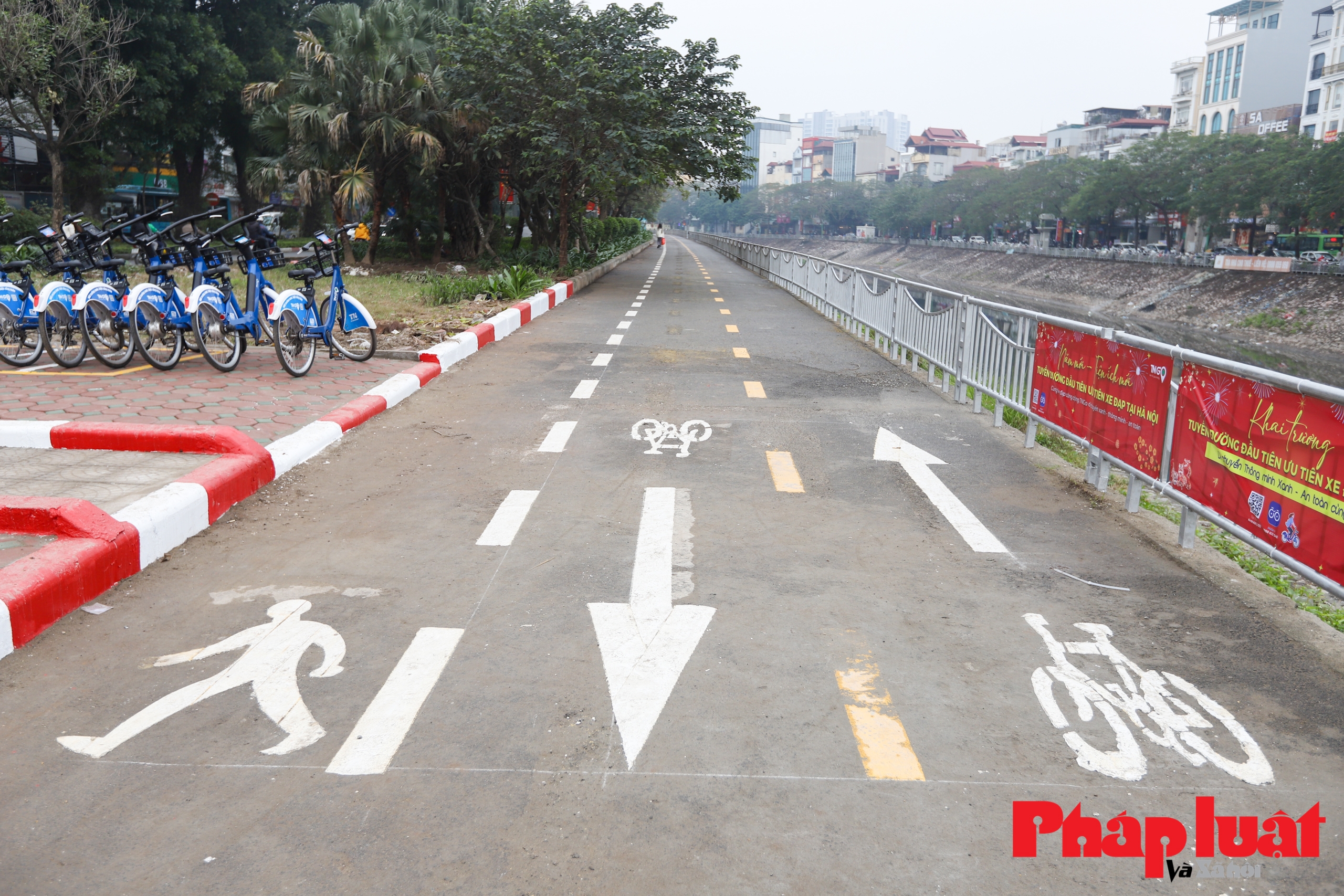 Cận cảnh làn đường đầu tiên dành riêng cho xe đạp 
