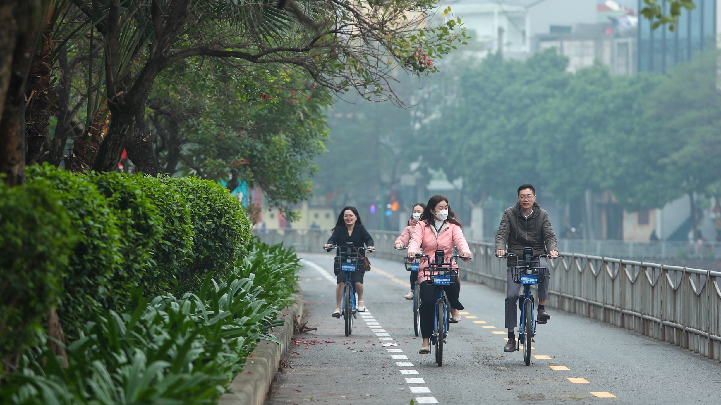 Cận cảnh làn đường đầu tiên dành riêng cho xe đạp "đúng nghĩa" tại Hà Nội