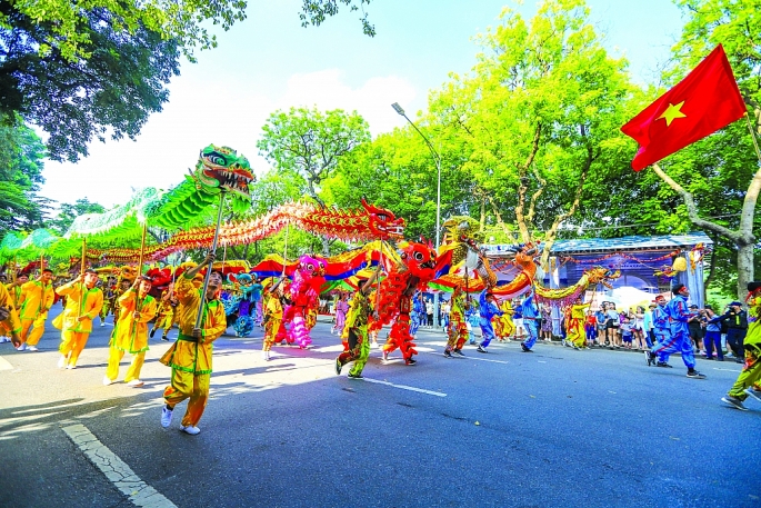 Theo nhiều tài liệu, múa rồng được cho là du nhập từ Trung Quốc vào Việt Nam khoảng cuối thế kỷ 20. Múa rồng Việt Nam ngoài biểu diễn vẻ đẹp còn chứa đựng trong đó những đặc trưng của võ thuật cổ truyền dân tộc Việt.